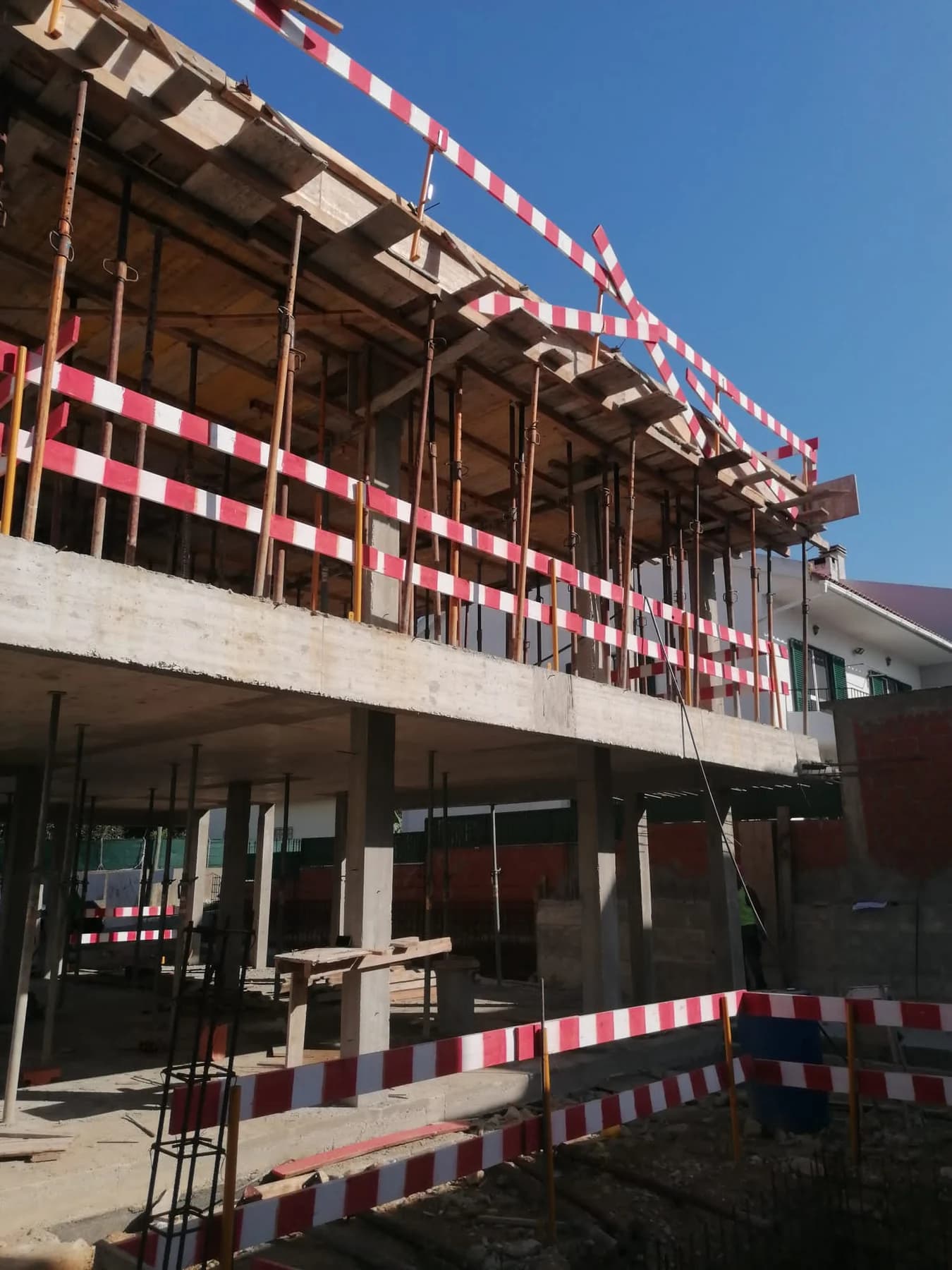 Estrutura em betão armado durante obra de construção