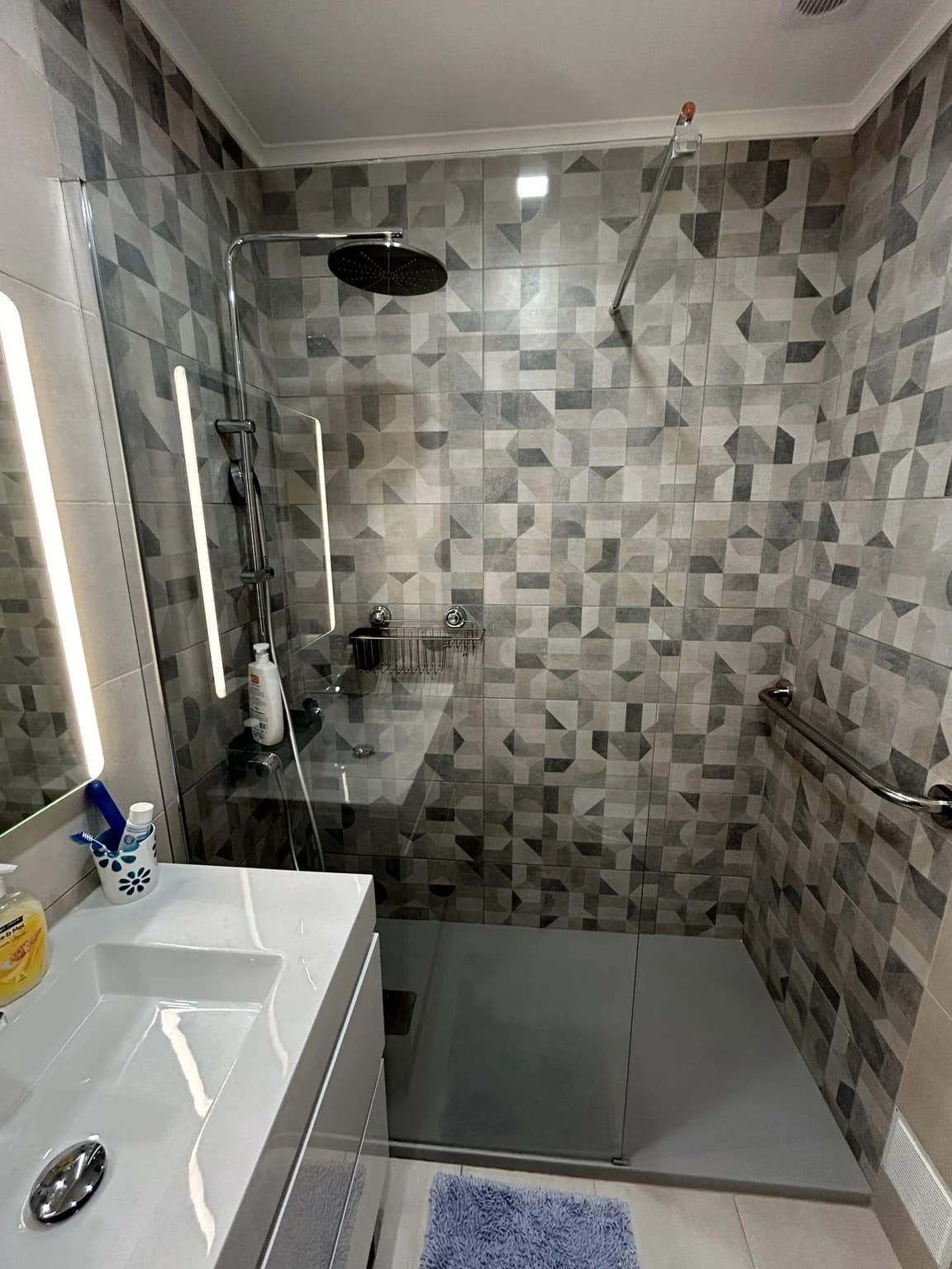 Casa de banho remodelada com base de duche e resguardo em vidro