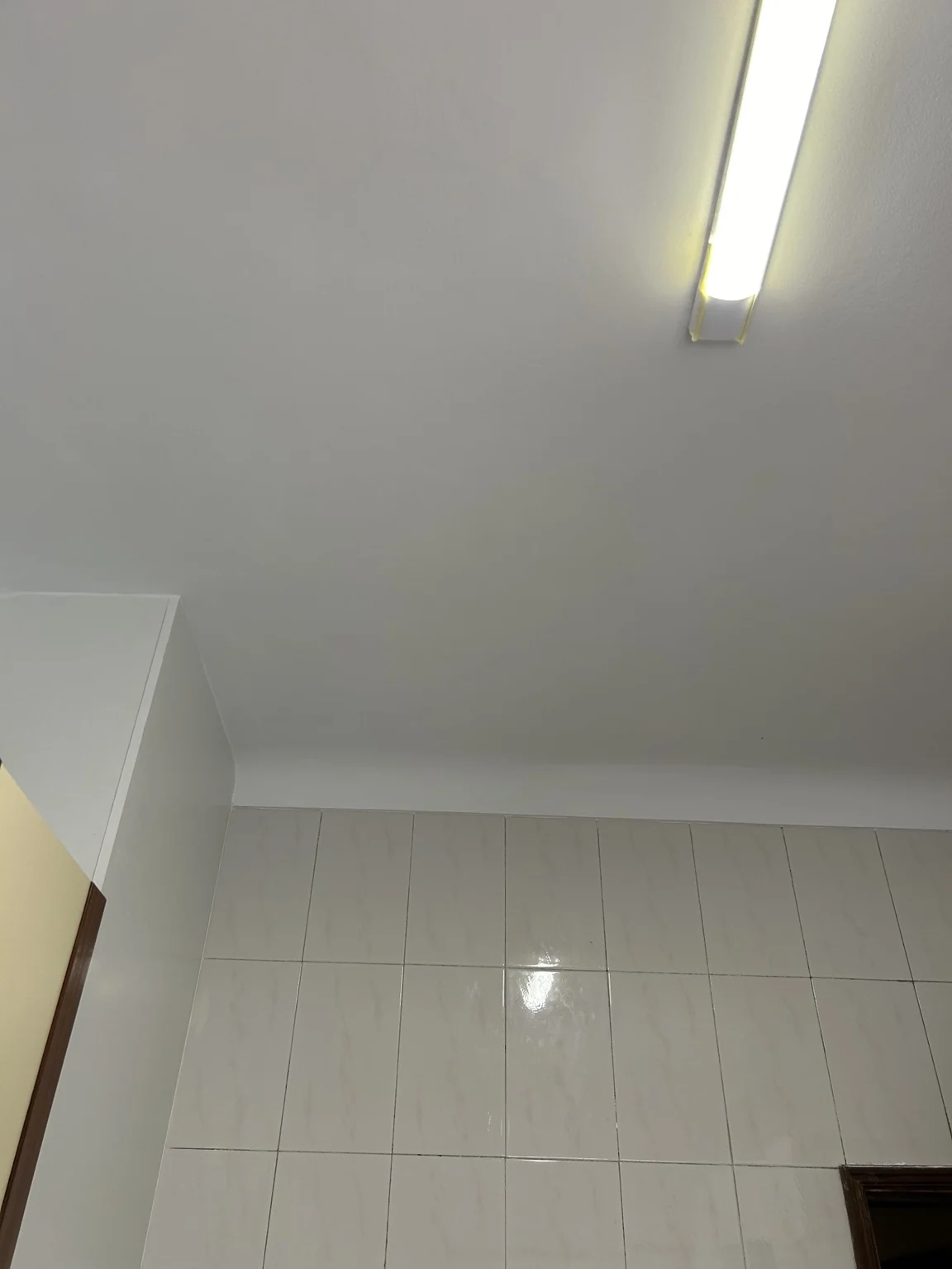 Teto reparado e pintado após intervenção
