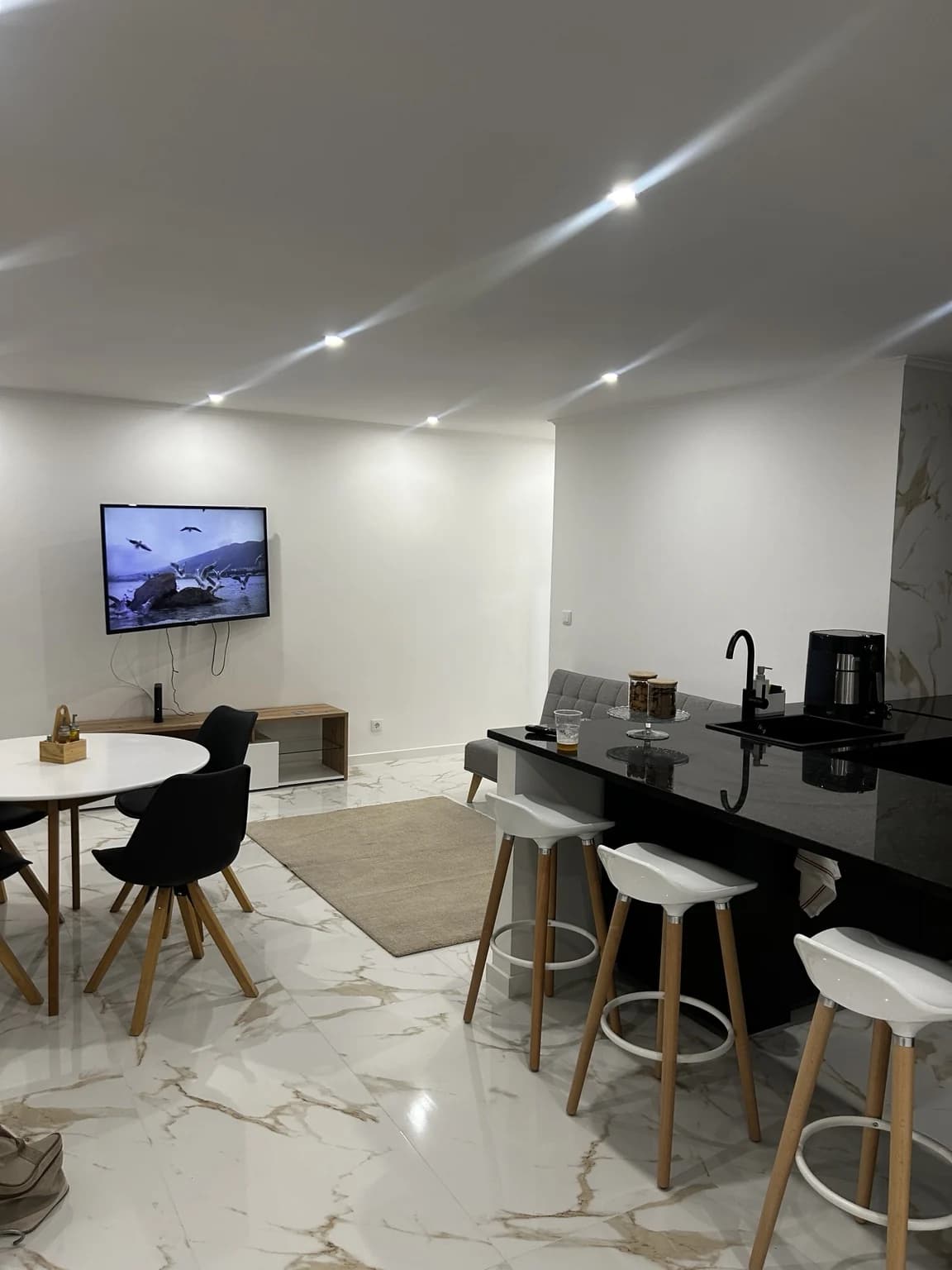Sala e cozinha em open space após remodelação