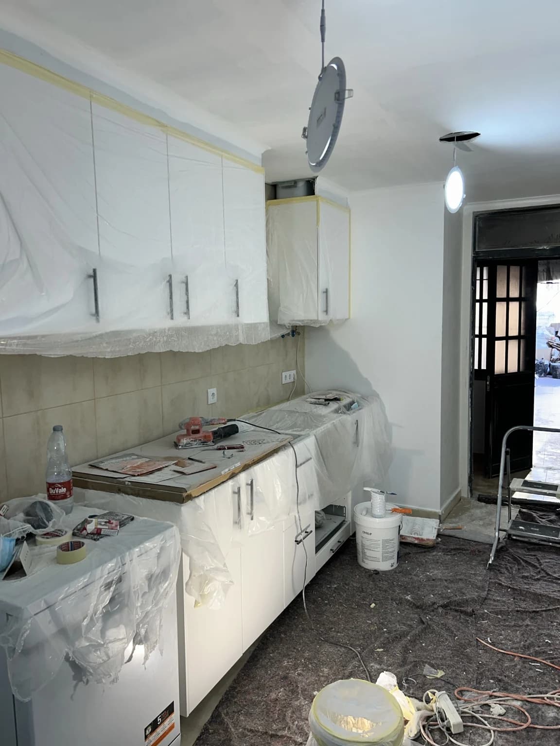 Cozinha durante fase de pintura e proteção dos móveis